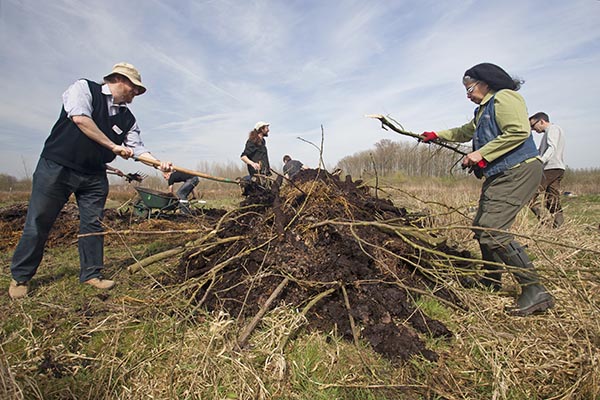 Broeihoop omzetten. Foto: Jelger Herder