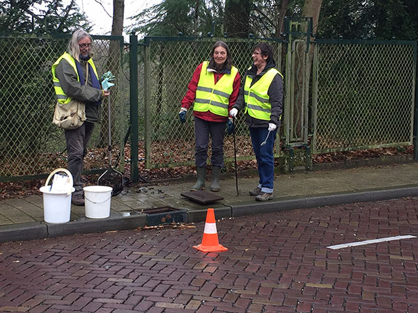 Werkgroep de Refter amfibieën overzetten